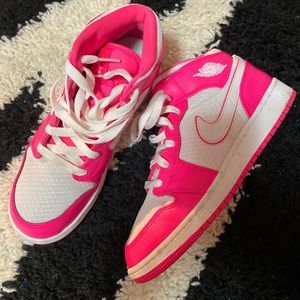 Air Jordan 1 Mid GS ‘hyper pink’